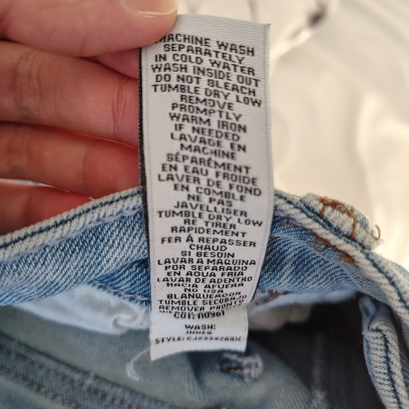 *NWOT* Celebrity Pink Women's Size 25 Light Wash Distressed Cropped Jeans - Picture 11 of 11